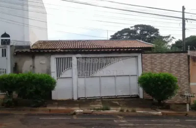 Cidadania - casa em terreno de 200 m² com área construída de 91,99 m², necessitando de reforma