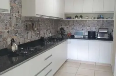 Linda casa de 03 dormitórios no condomínio residencial village maria stella