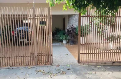 Casa no bairro cidade jardim com 03 dormitórios e 02 vagas de garagem.