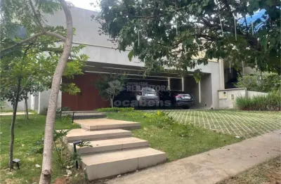 Casa de alto padrão com 2 suítes para venda localizada no condomínio quinta do golf.