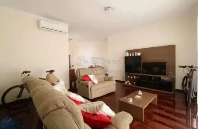 Casa padrão no bairro jardim américa, 3 dormitórios, 4 vagas de garagem.