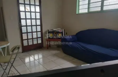 Santo antonio, casa na frente com 3 quartos, 1 banheiro, sala / cozinha, com varanda