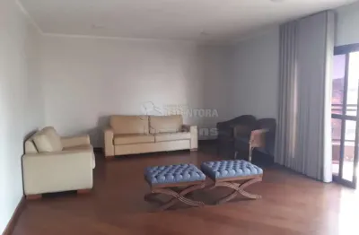Apartamento no centro com 04 dormitórios, 02 vagas de garagem.