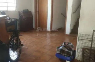 Casa localizada no jardim aeroporto com 03 dormitórios e 04 vagas de garagem.