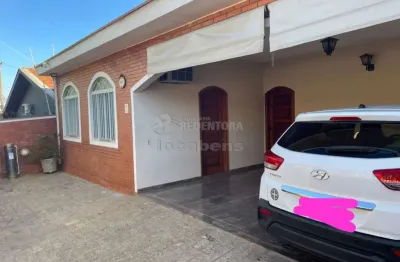 Casa no vila maceno com 03 dormitórios, 02 vagas de garagem.