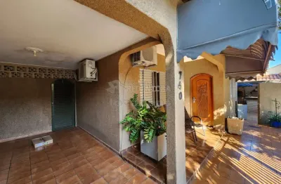 Casa localizada no jardim yolanda com 3 dormitorios e 2 vagas de garagem.