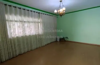 Casa para locação e venda no centro com 05 quartos.