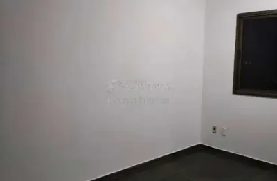 Apartamento no centro, com 02 dormitórios e 02 vagas de garagem.