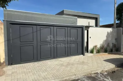 Casa com 03 dormitórios, área de lazer com churrasqueira e piscina no bairro parque celeste.