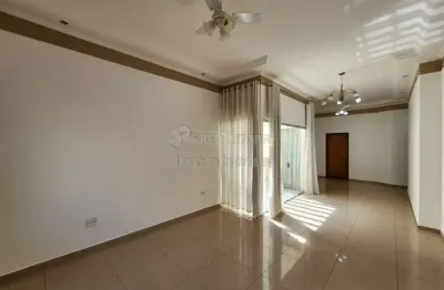 Casa no bairro jardim seyon com área externa e churrasqueira.