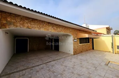 Casa com 04 dormitórios, 04 vagas de garagens no bairro parque industrial.