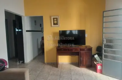 Casa padrão no centro com 03 dormitórios e 03 vagas de garagem.