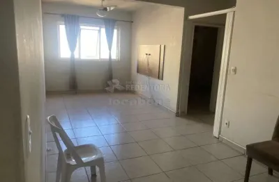 Apartamento no centro de 02 dormitórios, com 01 vaga de garagem.