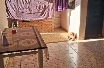 Casa padrão no bairro conjunto habitacional costa do sol com 02 dormitórios e 02 vagas de garagem.