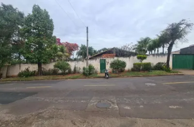 Chácara com 03 dormitórios, 02 vagas de garagens no bairro jardim felicidade.