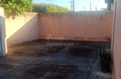 Casa com 02 dormitórios, 04 vagas de garagem no bairro jardim felicidade.
