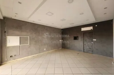 Zona central salão comercial com 01 banheiro social.
