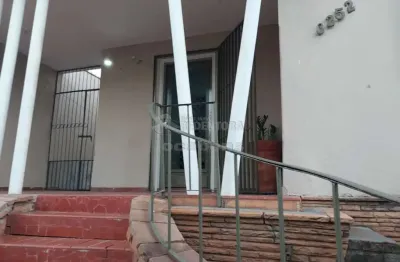 Casa no centro residencial e comercial com 3 dormitórios, 02 wcs, sala para 02 ambientes, cozinha com armário embutido, área de serviço, quintal, 1 vaga de garagem.