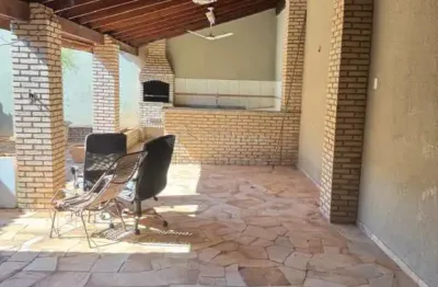 Casa no mançor daud com 3 dormitórios e com 6 vagas de garagem.