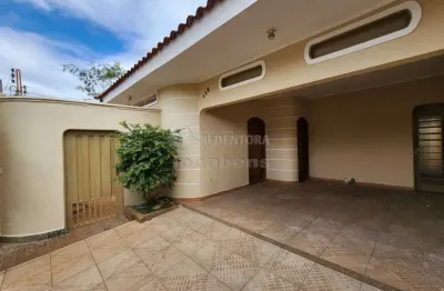 Casa 03 dormitórios, 02 vagas de garagem no bairro vila anchieta