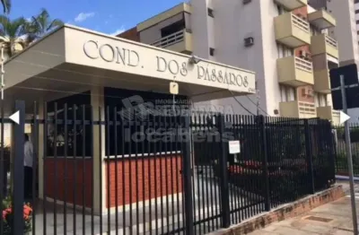 Condomínio dos pássaros, 3 dorms, 1 ampla sala para 2 ambs, 2 vagas, bom para renda, já alugado.