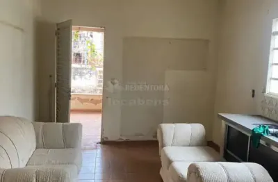 Casa no parque estoril com 2 dormitórios e 03 vagas de garagem.