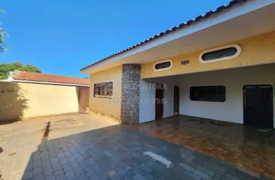 Casa de 03 dormitórios e 04 vagas de garagem no bairro eldorado, boa para renda, já alugada