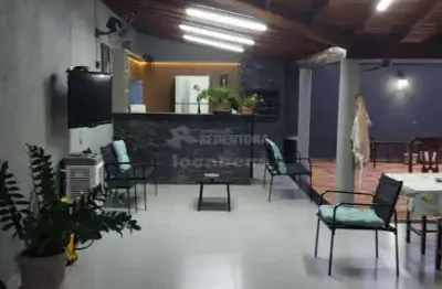 Casa padrão para venda localizada no jardim nazareth com armários embutidos e energia solar.