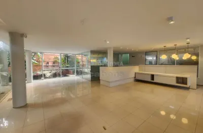 Casa comercial com 09 salas independentes, entrada ampla e imponente ideal para recepção no centro.