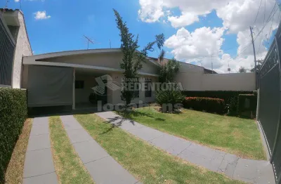 Casa para locação localizada no jardim canaã com 03 dormitórios, 04 vagas de garagem.