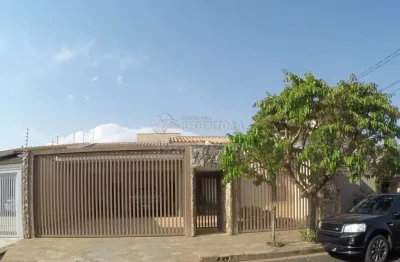 Casa na região leste de são josé do rio preto, com 03 quartos e 03 banheiros e área ampla nos fundos, incluindo piscina e churrasqueira.