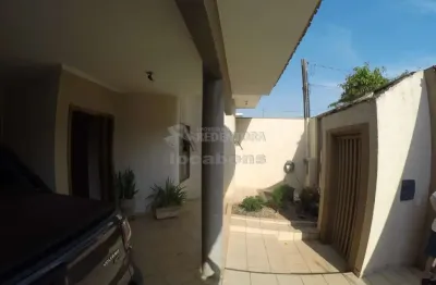 Casa na região Leste de São José do Rio Preto, com 03 quartos e 03 banheiros e área ampla nos fundos, incluindo piscina e churrasqueira.