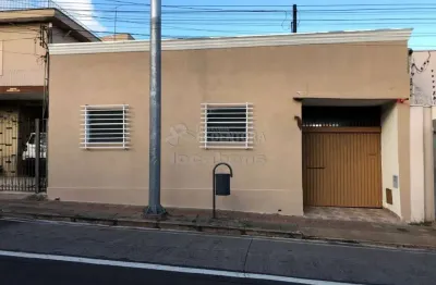 Centro casa comercial para locação com 04 salas, 01 recepção.