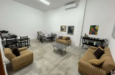 Imóvel comercial, com barracão de pé direito duplo tendo 3.294,81m² de área construída, amplo estacionamento.