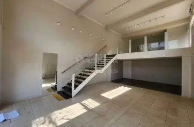 Salão comercial no centro com acessibilidade e sacada.