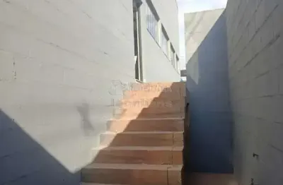 Salão comercial de esquina com 450 m² de terreno e 294m² de área construída.