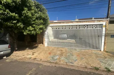 Casa residencial localizada no bairro cidade jardim, com 03 quartos, piscina e varanda com churrasqueira.