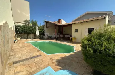 Casa residencial localizada no bairro Cidade Jardim, com 03 quartos, piscina e varanda com churrasqueira.