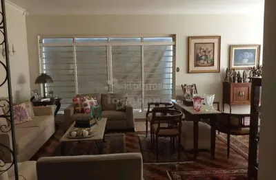 Casa com 03 dormitórios, 02 garagens cobertas no bairro vila redentora.