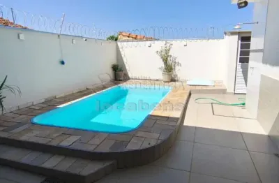 Casa de 03 dormitórios, piscina no bairro Residencial Cidade Jardim.