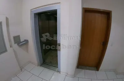 Apartamento de 02 dormitórios com armário e ar condicionado no bairro parque industrial