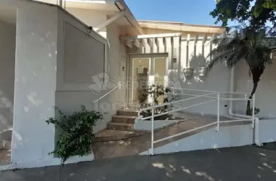 Casa comercial com ar-condicionado e acessibilidade no jardim analice.