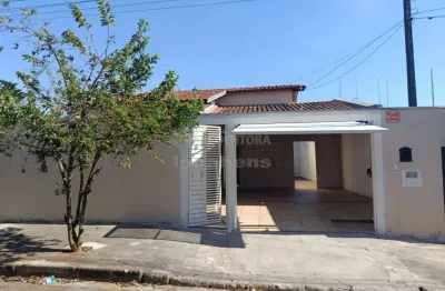 Casa para locação no jardim arroyo com sistema de segurança e 4 vagas de garagem.