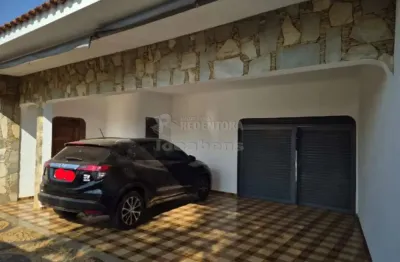 Jardim estrela casa de 03 dormitórios sendo 1 tipo apartamento, área gourmet com piscina.