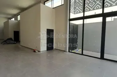 Salão comercial com pé direito alto e banheiros com acessibilidades.