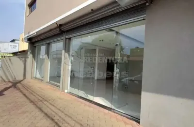 Salão comercial para locação com porta automatizada na esquina da rua pedro amaral.