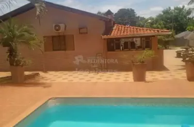 Casa localizada na estancia bacuri com cozinha planejada e area gourmet.