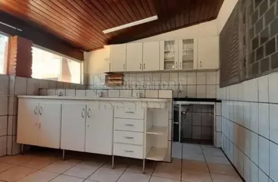 Casa padrão para locação ou venda com 02 dormitórios no bairro parque das aroeiras ii