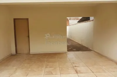 Casa localizada no jardim maria lucia com 2 dormitorios e 2 vagas de garagem.