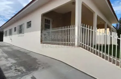 Casa localizada no jardim nazareth com 3 dormitórios com 10 vagas de garagem.